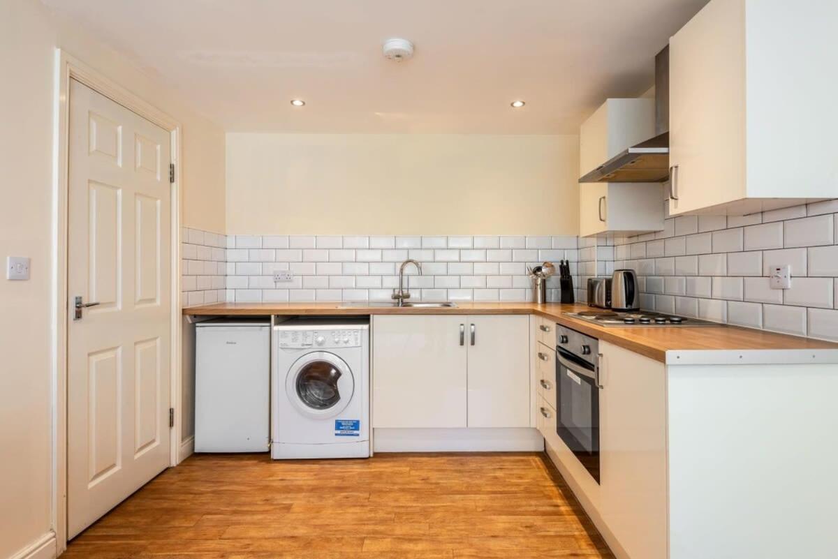 Bright 1 Bedroom Budget Flat In Central 폰트프랙트 외부 사진