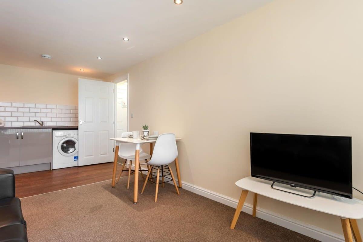 Bright 1 Bedroom Budget Flat In Central 폰트프랙트 외부 사진