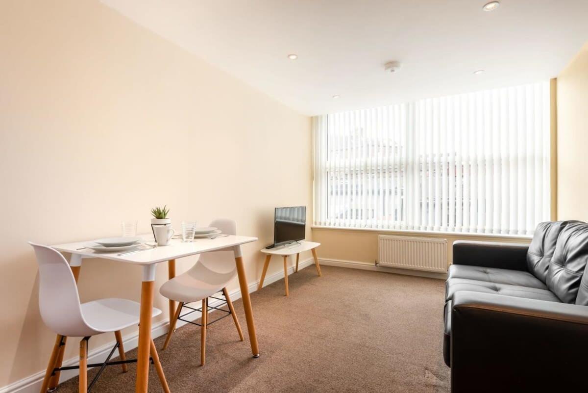 Bright 1 Bedroom Budget Flat In Central 폰트프랙트 외부 사진