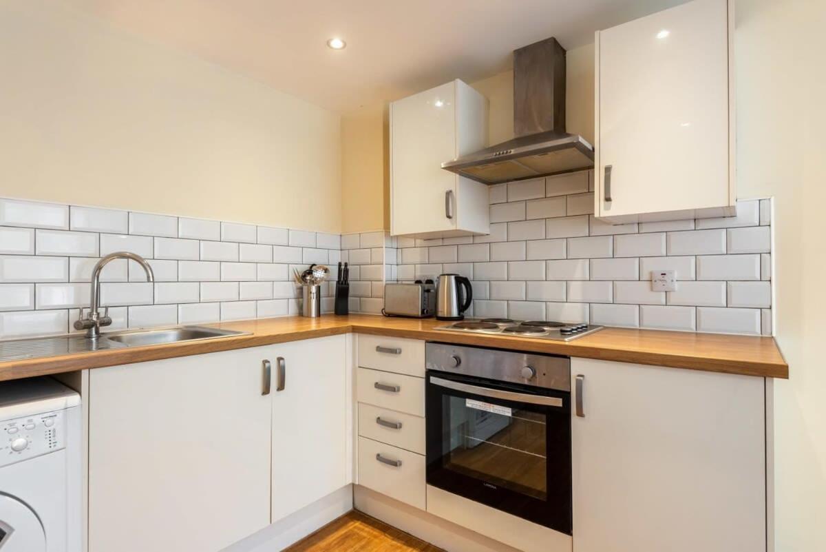 Bright 1 Bedroom Budget Flat In Central 폰트프랙트 외부 사진