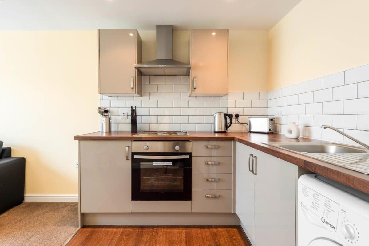 Bright 1 Bedroom Budget Flat In Central 폰트프랙트 외부 사진