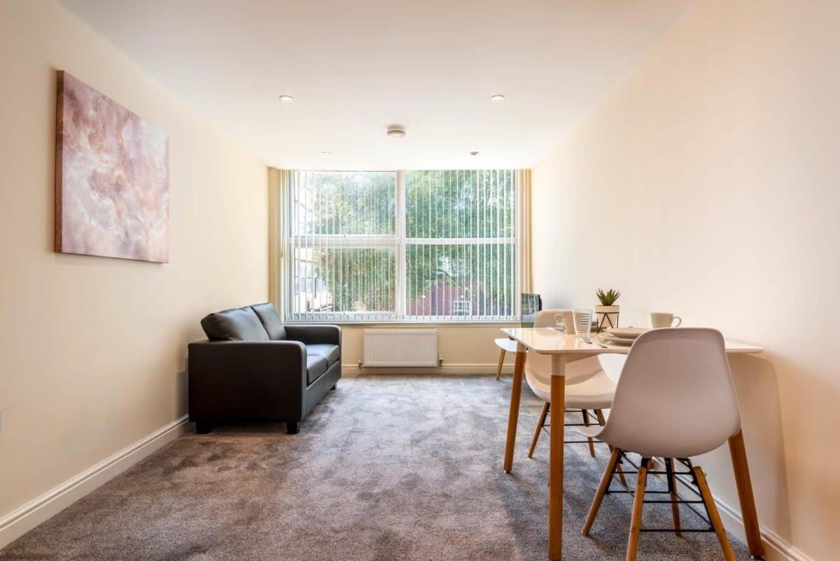 Bright 1 Bedroom Budget Flat In Central 폰트프랙트 외부 사진