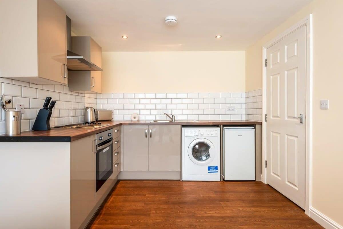 Bright 1 Bedroom Budget Flat In Central 폰트프랙트 외부 사진